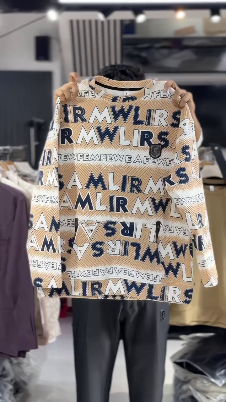 Minimal Crest Winter Sweatshirt – Clean Style, Premium Comfort