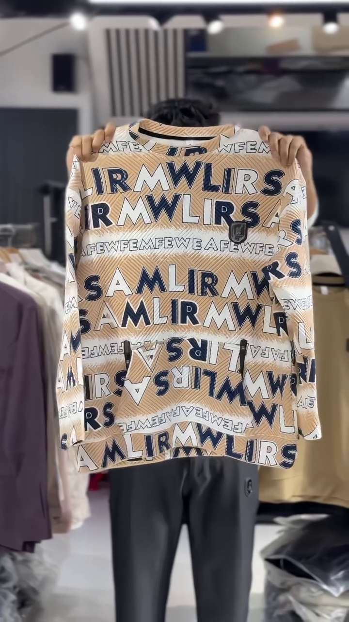 Minimal Crest Winter Sweatshirt – Clean Style, Premium Comfort