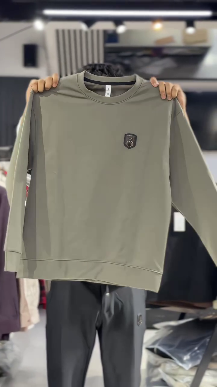 Minimal Crest Winter Sweatshirt – Clean Style, Premium Comfort