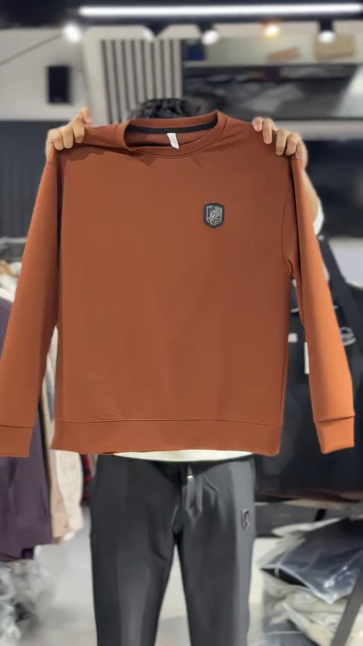 Minimal Crest Winter Sweatshirt – Clean Style, Premium Comfort