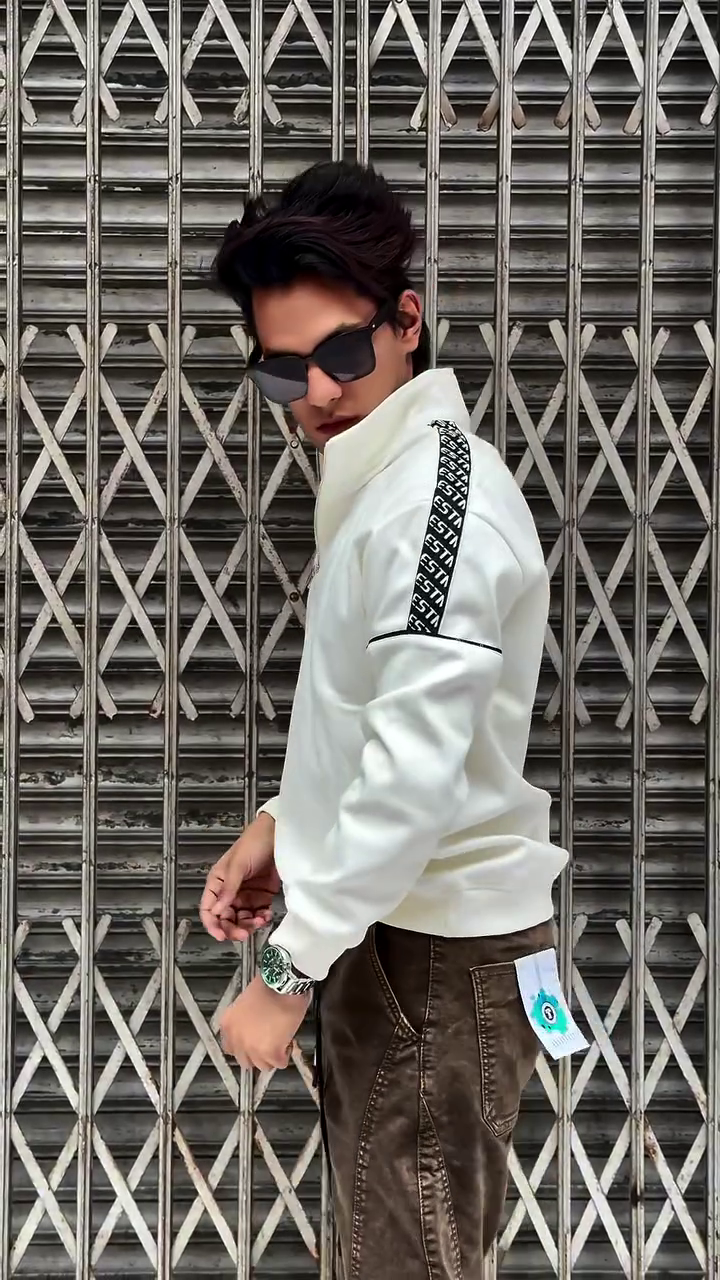 Luxe Half-Zip Sweatshirt – Minimal Style, Maximum Comfort