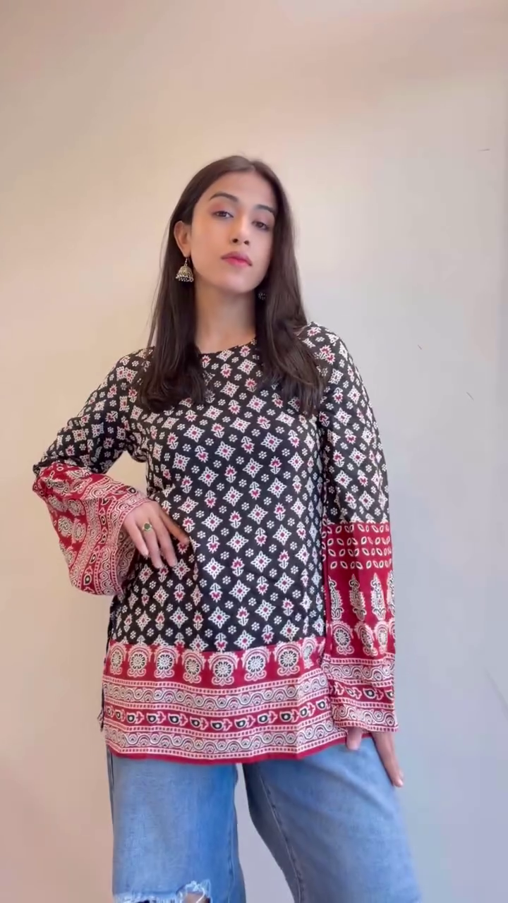 Chic Black & Red Printed Casual Top